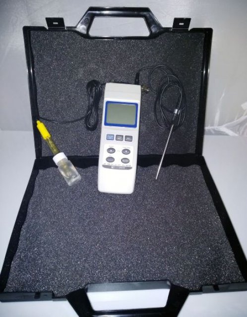 Digital pH meter