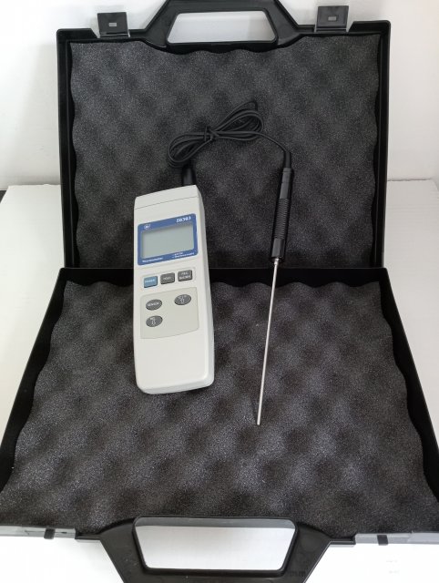 Portable digital thermometer